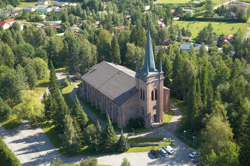 Someron kirkko taivaalta nähtynä.
