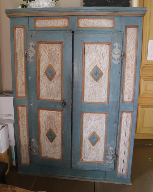 Kirjakaappi 1700-luvulta
