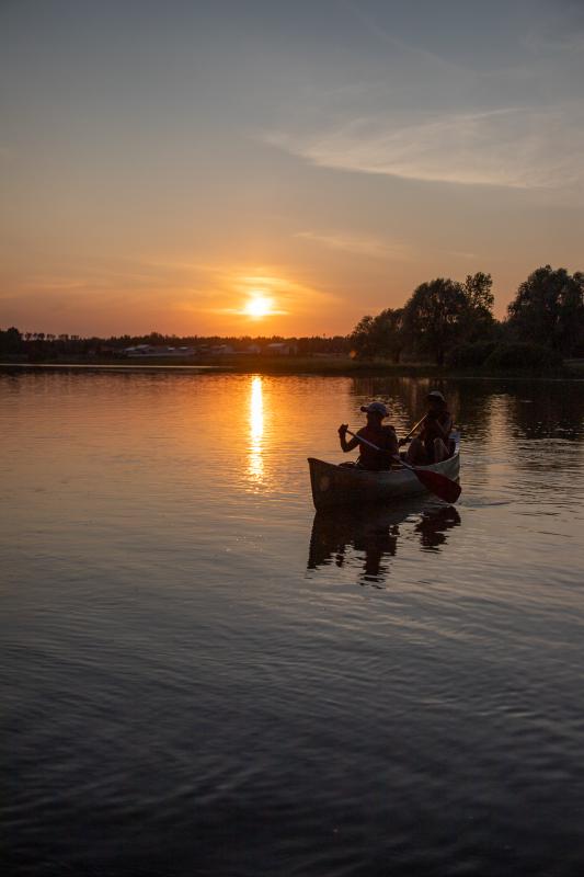 Auringonlaskun aikaan perillä.