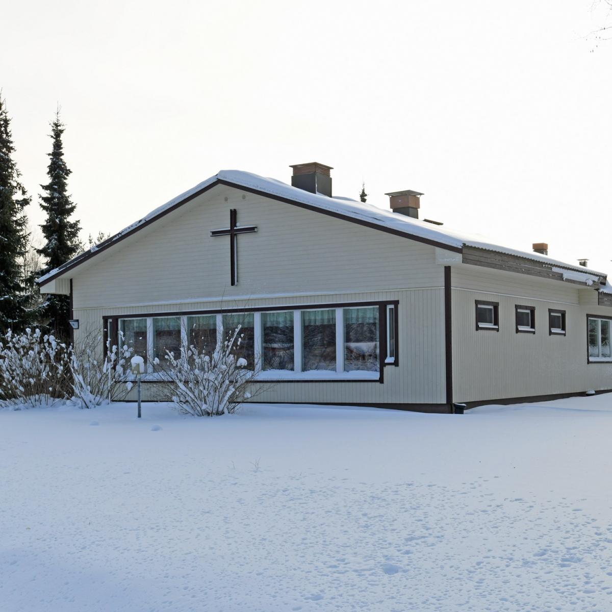 Somerniemen seurakuntatalo talvella 2022.