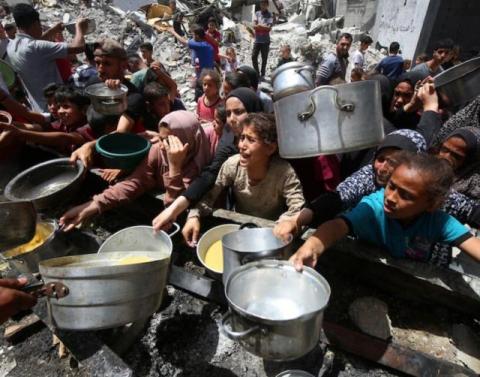 Kuva: Ihmiset jonottivat kattiloidensa kanssa saadakseen ruokaa Jabaliassa Pohjois-Gazassa keskiviikkona 19.5.2025. Kuva: Omar Ashtawy/APA Images