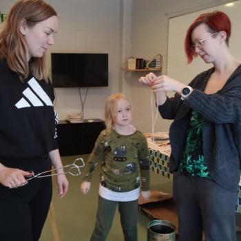 Antiikkikynttilöiden teko alkaa sydänlangan mittaamisella.