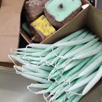 Valmiita kynttilöitä.