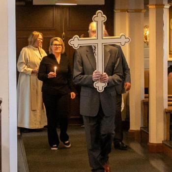 Ristikulkue. Ristiä kantaa Leo Malkki.