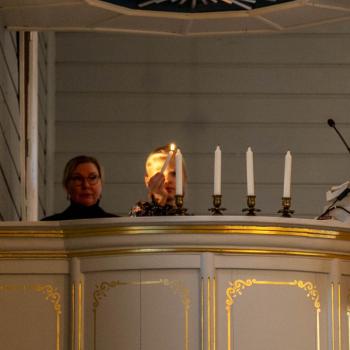 Pieta sytyttää ensimmäisen kynttilän adventtikynttelikköön.
