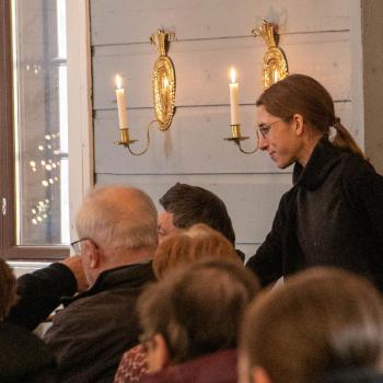 Saara Nikander kerää kolehtia.